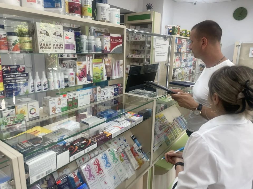 Руководство Токмакского муниципального округа проверило наличие товаров в магазинах и аптеках Руководство Токмакского муниципального округа проверило наличие товаров в магазинах и аптеках