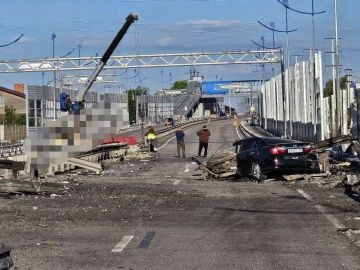 Последствия ударов дронов ВСУ по мосту через реку Грузский Еланчик в Новоазовске, недалеко от границы ДНР и Ростовской области, опубликованные противником