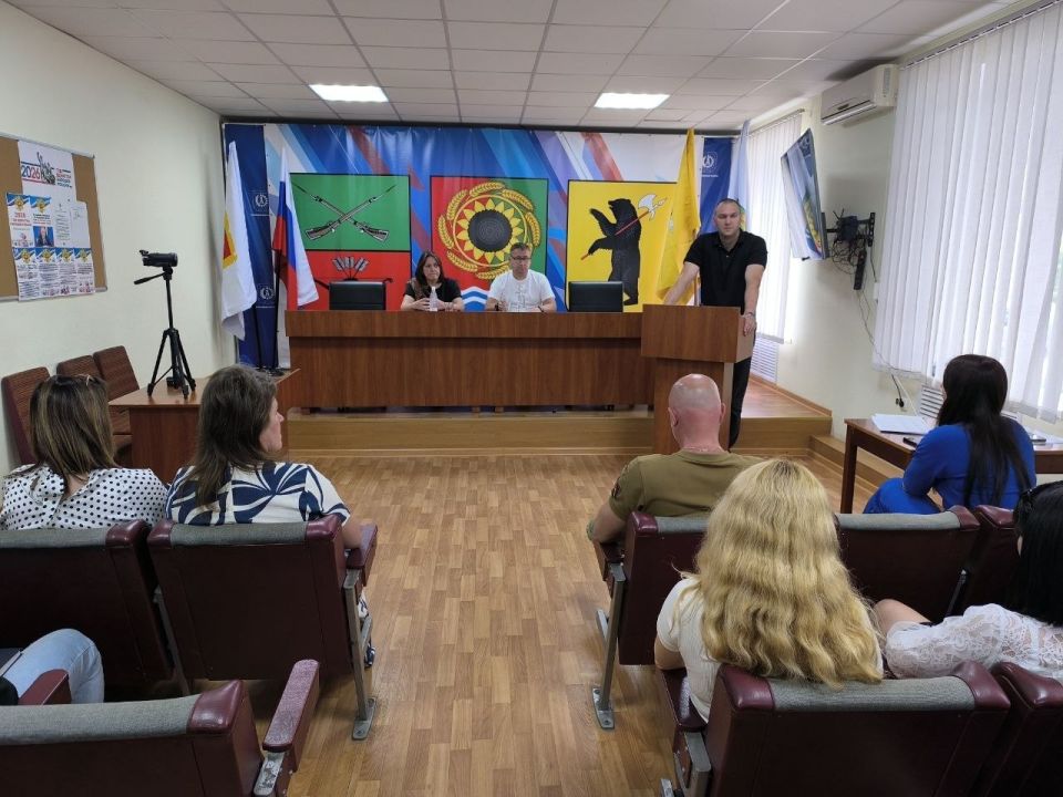 Глава Акимовского муниципального округа Александр Трудоношин провёл расширенное совещание с аппаратом, Советом депутатов, шеф-регионом, руководителями служб и ведомств Глава Акимовского муниципального округа Александр Трудоношин провёл расширенное совещание с аппаратом, Советом депутатов, шеф-регионом, руководителями служб и ведомств