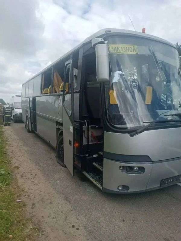 Фото автобуса с детьми, атакованного украинским БпЛА, опубликовали белорусские СМИ