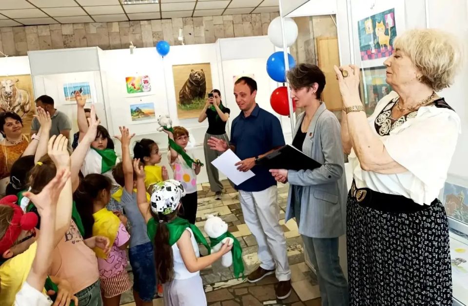 В Москве состоялось торжественное открытие выставки «Один взгляд - цвета мира глазами детей» В Москве состоялось торжественное открытие выставки «Один взгляд - цвета мира глазами детей»