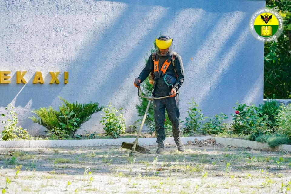 Сотрудники МКУ «Благоустройство» продолжают плановые работы по покосу травы на территории городского округа Мелитополь Сотрудники МКУ «Благоустройство» продолжают плановые работы по покосу травы на территории городского округа Мелитополь