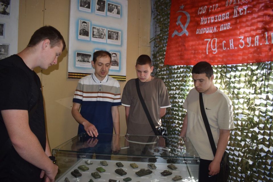 В Токмакском краеведческом музее проходят тематические экскурсии к 85-ой годовщине начала Великой Отечественной войны В Токмакском краеведческом музее проходят тематические экскурсии к 85-ой годовщине начала Великой Отечественной войны