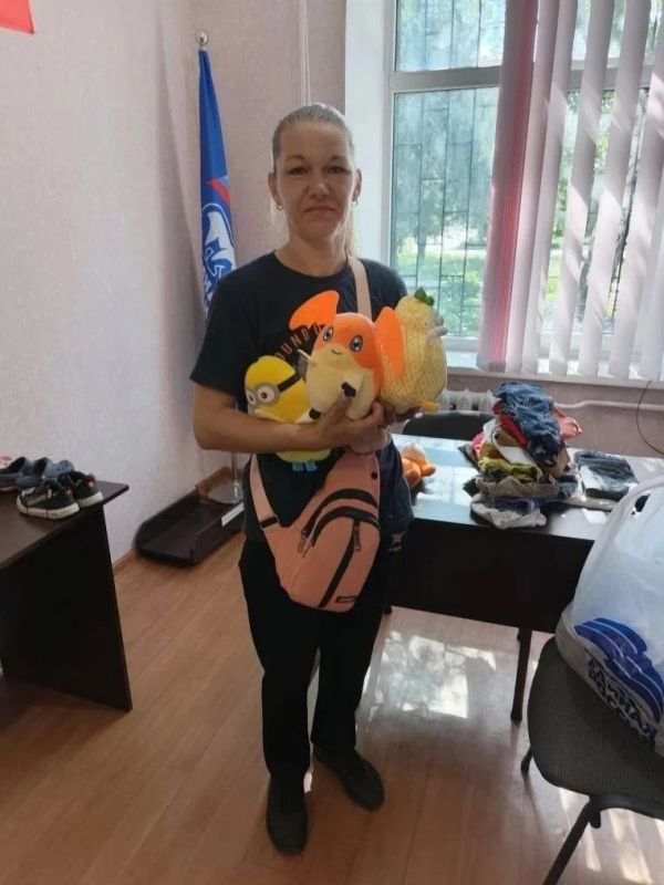 Жители Приазовского округа передали гуманитарную помощь в региональное отделение Единой России Жители Приазовского округа передали гуманитарную помощь в региональное отделение Единой России