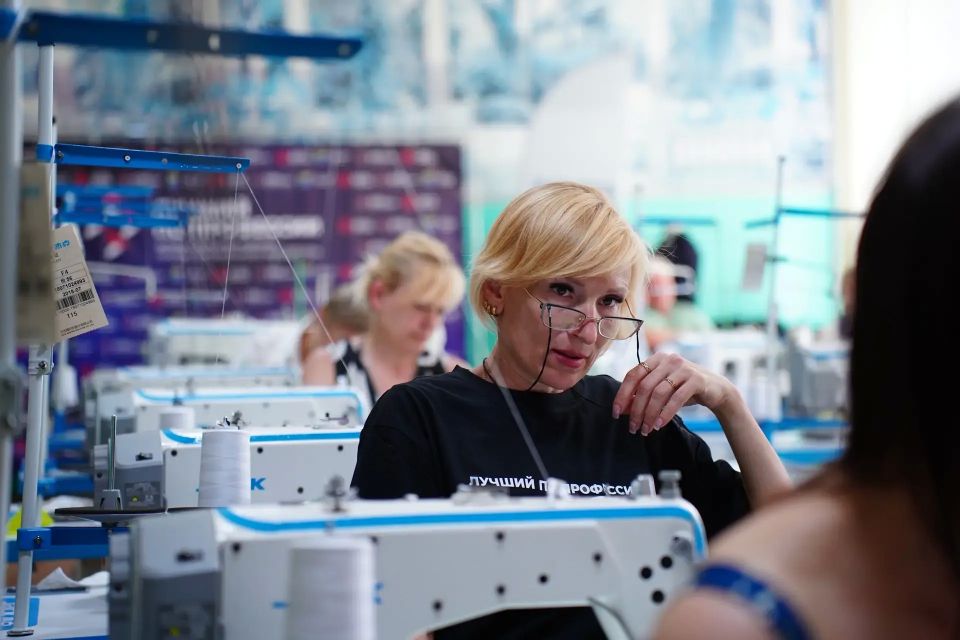 Лучшие швеи Запорожской области за работой: идёт практическая часть Лучшие швеи Запорожской области за работой: идёт практическая часть