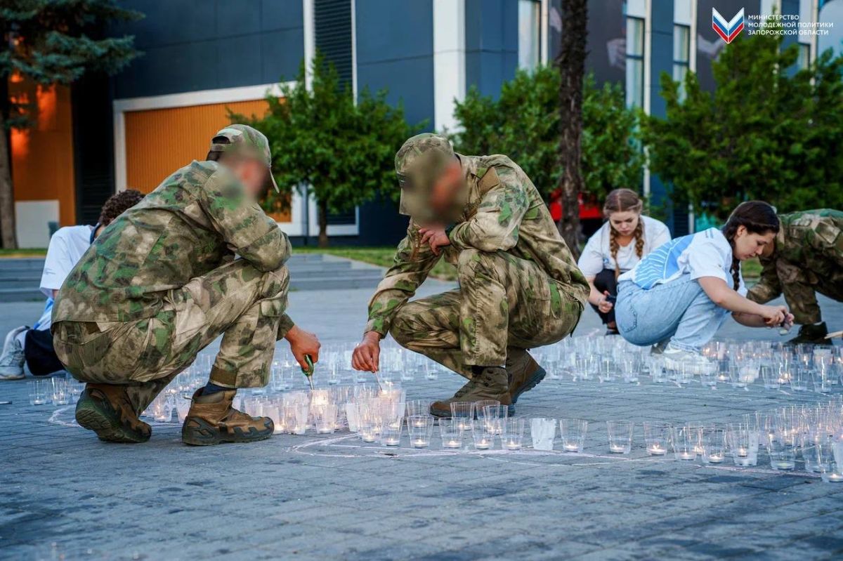 Молодёжь Запорожской области выложила огненную картину войны из 4000 свечей, в память о подвиге советских солдат Молодёжь Запорожской области выложила огненную картину войны из 4000 свечей, в память о подвиге советских солдат