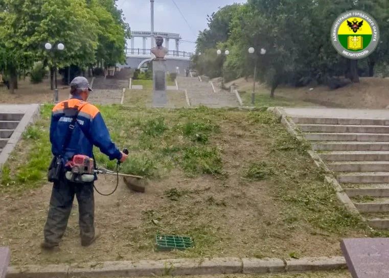 Сотрудники МКУ «Благоустройство» продолжают плановые работы по покосу травы на территории города Мелитополь Сотрудники МКУ «Благоустройство» продолжают плановые работы по покосу травы на территории города Мелитополь