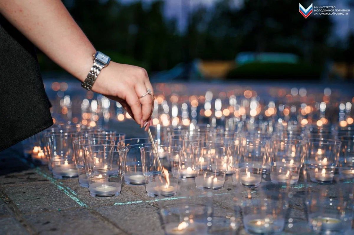 Молодёжь Запорожской области выложила огненную картину войны из 4000 свечей, в память о подвиге советских солдат Молодёжь Запорожской области выложила огненную картину войны из 4000 свечей, в память о подвиге советских солдат