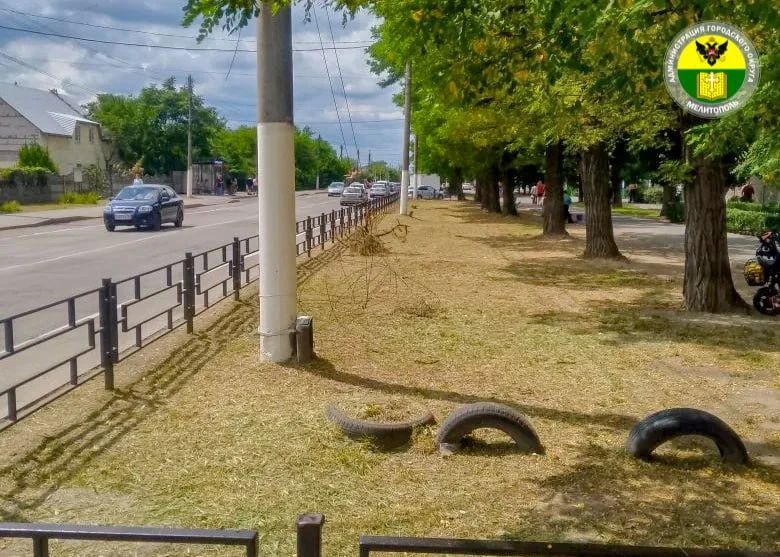 Сотрудники МКУ «Благоустройство» продолжают плановые работы по покосу травы на территории города Мелитополь Сотрудники МКУ «Благоустройство» продолжают плановые работы по покосу травы на территории города Мелитополь