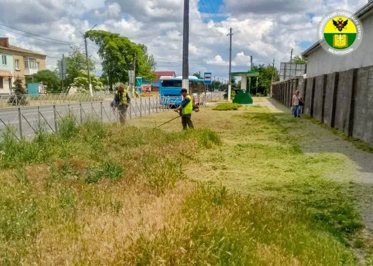 Сотрудники МКУ «Благоустройство» продолжают плановые работы по покосу травы на территории города Мелитополь Сотрудники МКУ «Благоустройство» продолжают плановые работы по покосу травы на территории города Мелитополь