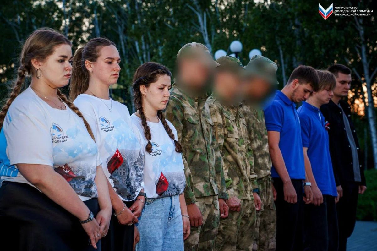 Молодёжь Запорожской области выложила огненную картину войны из 4000 свечей, в память о подвиге советских солдат Молодёжь Запорожской области выложила огненную картину войны из 4000 свечей, в память о подвиге советских солдат