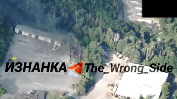 Российские военные ударили дроном-камикадзе "Герань" по складу украинских дронов-камикадзе в Запорожье, сообщает Telegram-канал "Изнанка"