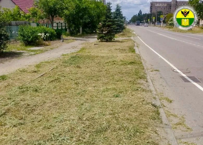 Сотрудники МКУ «Благоустройство» продолжают плановые работы по покосу травы на территории города Мелитополь Сотрудники МКУ «Благоустройство» продолжают плановые работы по покосу травы на территории города Мелитополь