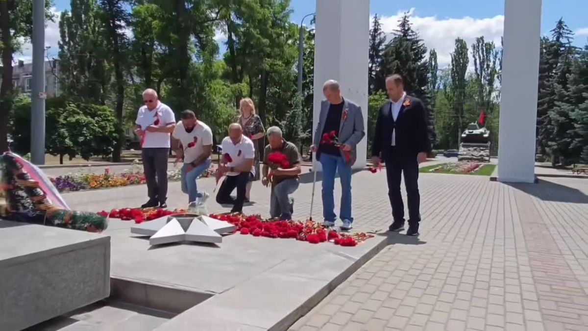 В День памяти и скорби вместе с депутатами и сотрудниками Законодательного Собрания посетил мемориал «Братское кладбище» в Мелитополе