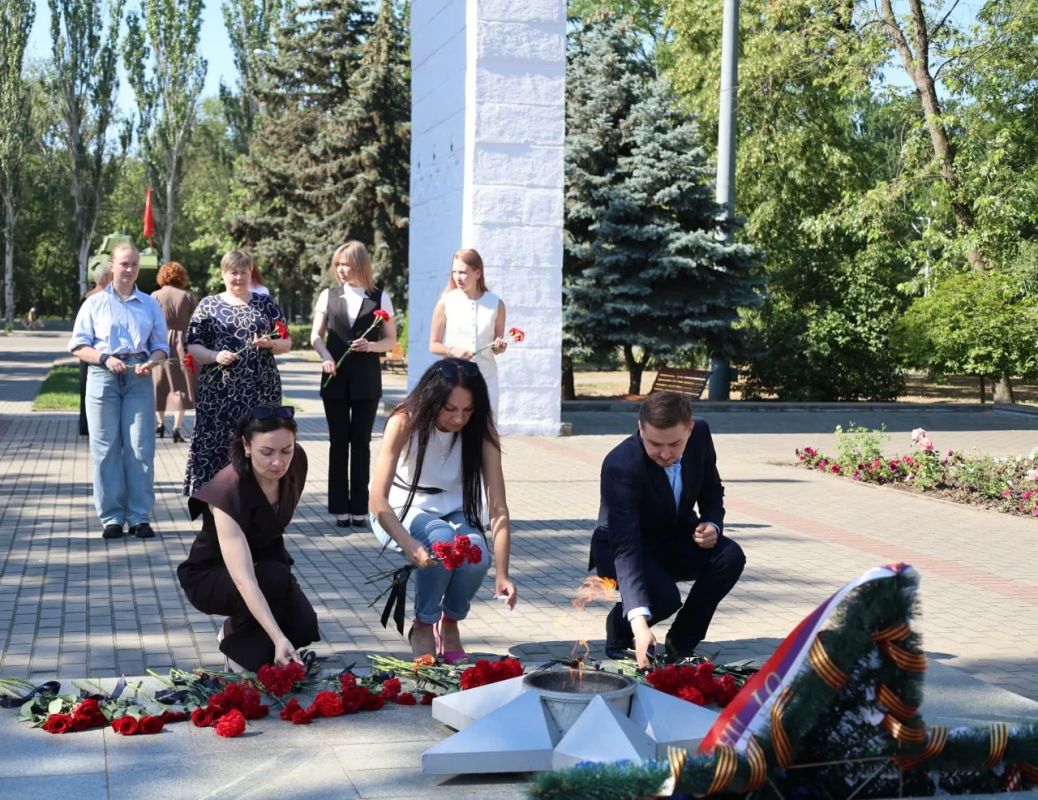 Сотрудники Министерства культуры Запорожской области во главе с министром культуры Светланой Геннадьевной Назиной приняли участие в акции «Свеча памяти», посвящённой увековечению памяти погибших в годы Великой Отечественной... Сотрудники Министерства культуры Запорожской области во главе с министром культуры Светланой Геннадьевной Назиной приняли участие в акции «Свеча памяти», посвящённой увековечению памяти погибших в годы Великой Отечественной...