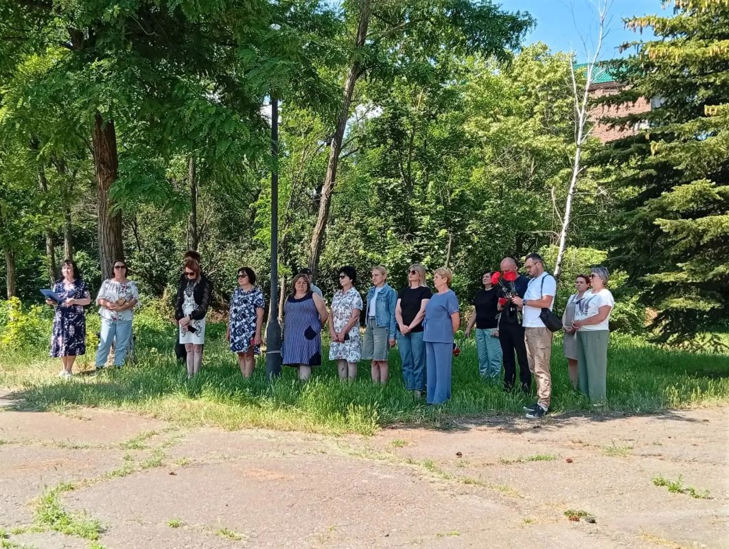 День памяти и скорби. Сегодня в пгт Куйбышево и пгт Розовка состоялись памятные митинги и прошла минут молчания в память о миллионах советских граждан, чьи жизни унесла Великая Отечественная война День памяти и скорби. Сегодня в пгт Куйбышево и пгт Розовка состоялись памятные митинги и прошла минут молчания в память о миллионах советских граждан, чьи жизни унесла Великая Отечественная война