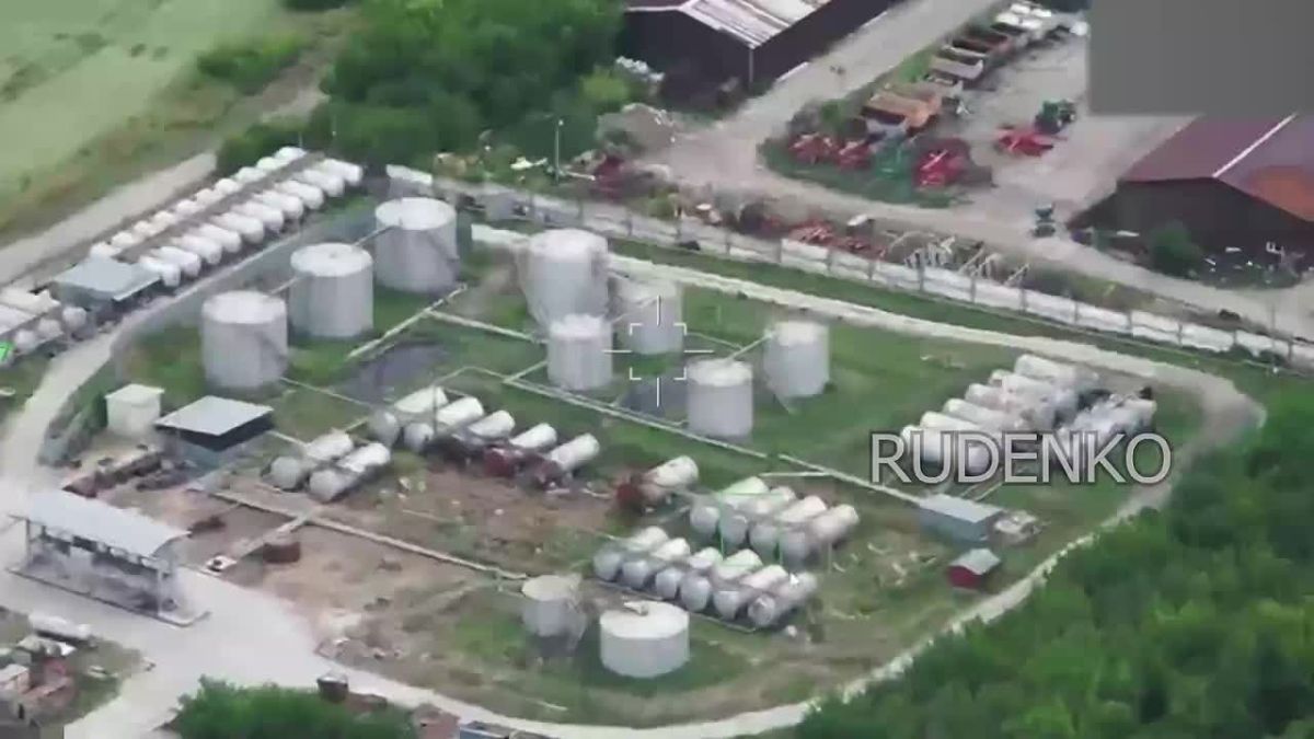 Андрей Руденко: Кадры поражения хранилища ГСМ на нефтебазе «Канцеровка», используемого в интересах украинских боевиков, специалистами войск беспилотных систем с применением БПЛА «Герань» в районе Высокогорного Запорожской...