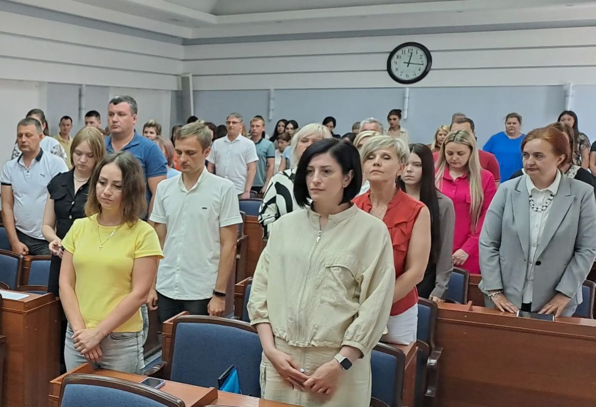 Сегодня, 22 июня, в День памяти и скорби сотрудники Администрации Бердянского городского округа присоединились к общероссийской акции «Минута молчания» и, собравшись вместе, почтили память предков, отдавших свои жизни в... Сегодня, 22 июня, в День памяти и скорби сотрудники Администрации Бердянского городского округа присоединились к общероссийской акции «Минута молчания» и, собравшись вместе, почтили память предков, отдавших свои жизни в...