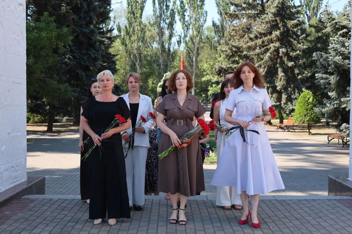 Сотрудники Министерства культуры Запорожской области во главе с министром культуры Светланой Геннадьевной Назиной приняли участие в акции «Свеча памяти», посвящённой увековечению памяти погибших в годы Великой Отечественной... Сотрудники Министерства культуры Запорожской области во главе с министром культуры Светланой Геннадьевной Назиной приняли участие в акции «Свеча памяти», посвящённой увековечению памяти погибших в годы Великой Отечественной...