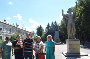 Коллектив Токмакского краеведческого музея во главе с директором, депутатом окружного совета от партии «Единая Россия» Михаилом Арман принял участие во всероссийской акции «Минута молчания»