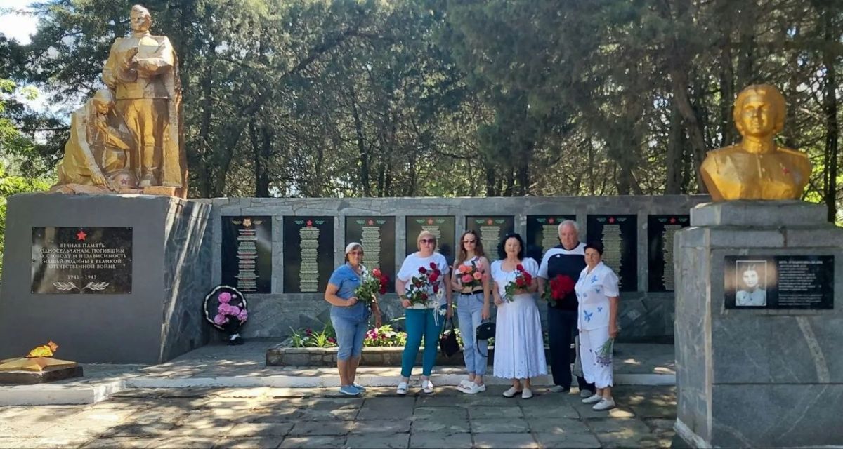 "Памяти павших будьте достойны!" "Памяти павших будьте достойны!"