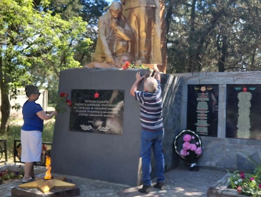 "Памяти павших будьте достойны!" "Памяти павших будьте достойны!"