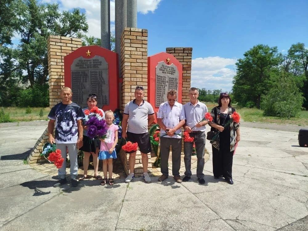 "Памяти павших будьте достойны!" "Памяти павших будьте достойны!"