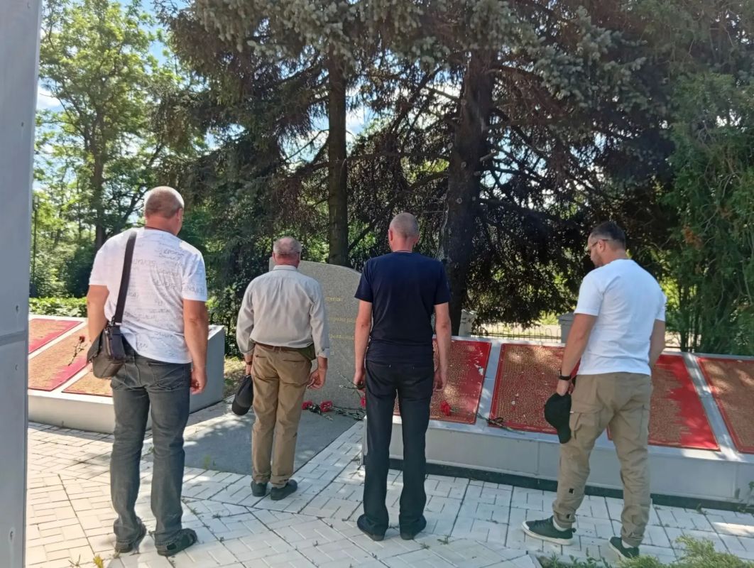 День памяти и скорби. Сегодня в пгт Куйбышево и пгт Розовка состоялись памятные митинги и прошла минут молчания в память о миллионах советских граждан, чьи жизни унесла Великая Отечественная война День памяти и скорби. Сегодня в пгт Куйбышево и пгт Розовка состоялись памятные митинги и прошла минут молчания в память о миллионах советских граждан, чьи жизни унесла Великая Отечественная война