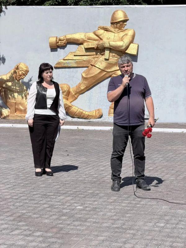 День памяти и скорби. Сегодня в пгт Куйбышево и пгт Розовка состоялись памятные митинги и прошла минут молчания в память о миллионах советских граждан, чьи жизни унесла Великая Отечественная война День памяти и скорби. Сегодня в пгт Куйбышево и пгт Розовка состоялись памятные митинги и прошла минут молчания в память о миллионах советских граждан, чьи жизни унесла Великая Отечественная война