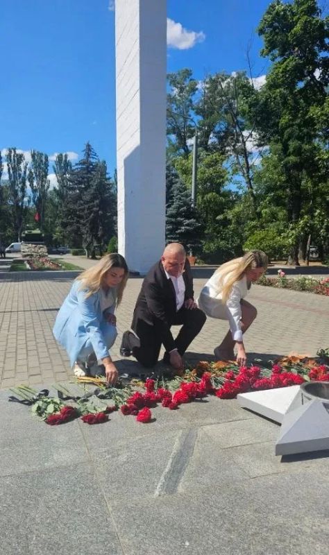 Сотрудники ГУП «ЭкологияРесурс» почтили память павших в День памяти и скорби Сотрудники ГУП «ЭкологияРесурс» почтили память павших в День памяти и скорби
