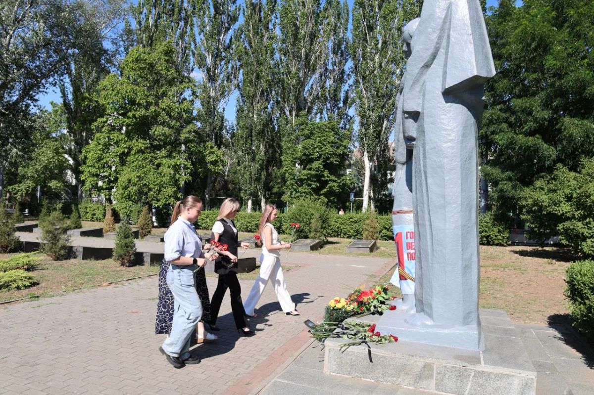 Сотрудники Министерства культуры Запорожской области во главе с министром культуры Светланой Геннадьевной Назиной приняли участие в акции «Свеча памяти», посвящённой увековечению памяти погибших в годы Великой Отечественной... Сотрудники Министерства культуры Запорожской области во главе с министром культуры Светланой Геннадьевной Назиной приняли участие в акции «Свеча памяти», посвящённой увековечению памяти погибших в годы Великой Отечественной...