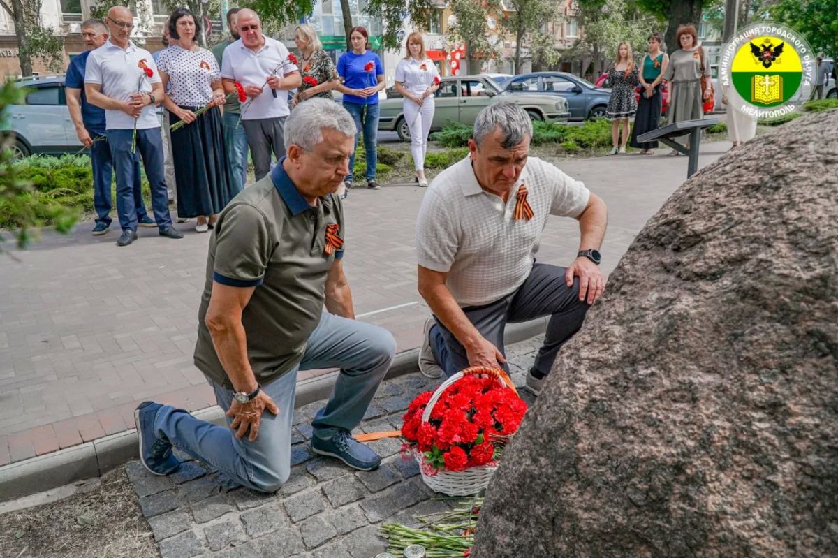 Сергей Золотарёв: Сегодня, в День памяти и скорби, мы вместе со всей страной присоединились к общенациональной минуте молчания Сергей Золотарёв: Сегодня, в День памяти и скорби, мы вместе со всей страной присоединились к общенациональной минуте молчания
