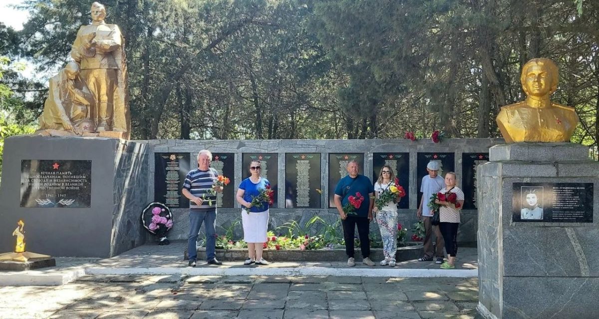 "Памяти павших будьте достойны!" "Памяти павших будьте достойны!"
