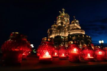 У стен Главного храма ВС РФ военнослужащие приняли участие во Всероссийской акции «Свеча Памяти»