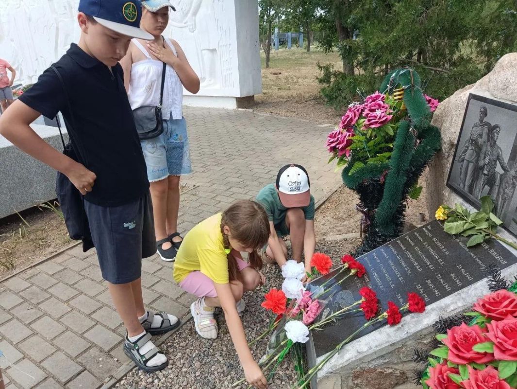 Сегодня, 22 июня, в день начала Великой Отечественной войны, воспитанники детских кружков в культурно-досуговых учреждениях Акимовского муниципального округа по-особенному почтили память погибших защитников Родины, приняв... Сегодня, 22 июня, в день начала Великой Отечественной войны, воспитанники детских кружков в культурно-досуговых учреждениях Акимовского муниципального округа по-особенному почтили память погибших защитников Родины, приняв...
