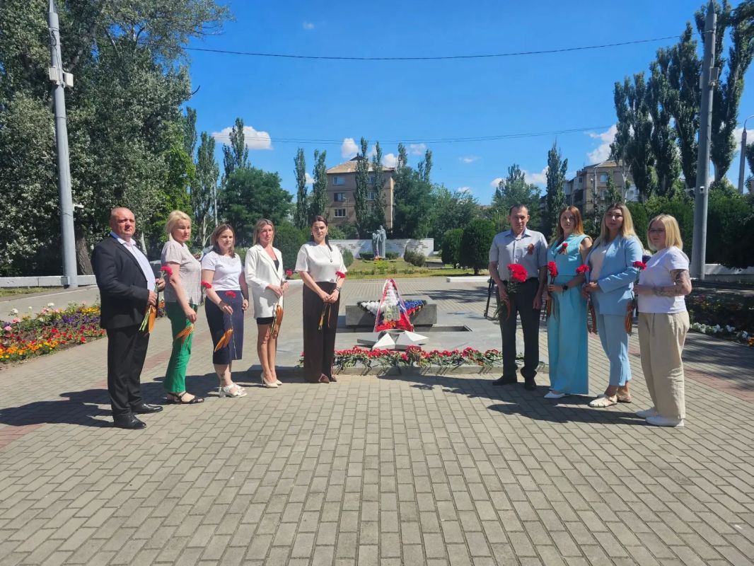Сотрудники ГУП «ЭкологияРесурс» почтили память павших в День памяти и скорби Сотрудники ГУП «ЭкологияРесурс» почтили память павших в День памяти и скорби