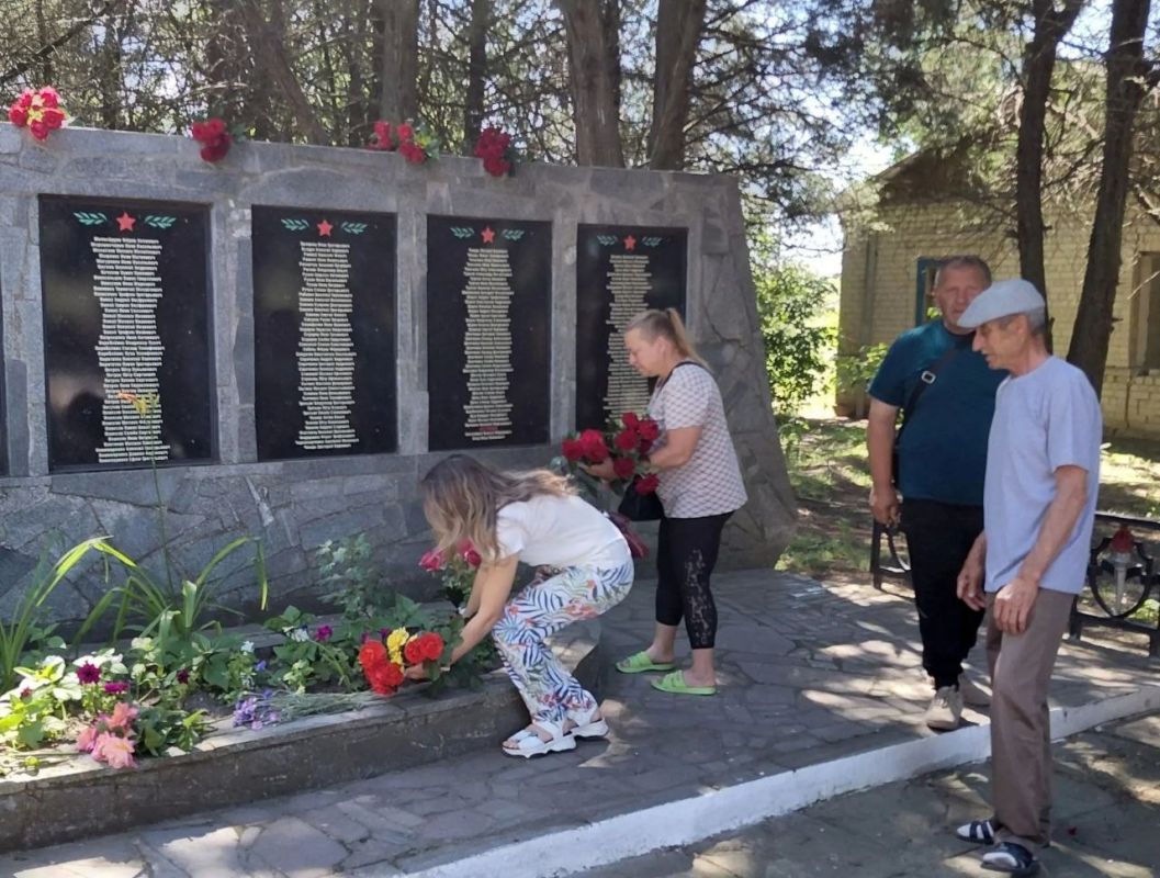 "Памяти павших будьте достойны!" "Памяти павших будьте достойны!"