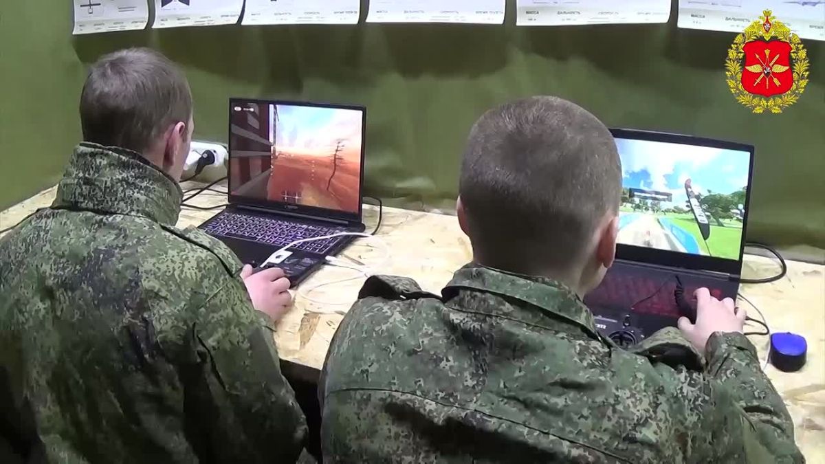 В полевой лаборатории зенитного дивизиона 61-й гвардейской бригады морской пехоты операторы дронов-перехватчиков осваивают пилотирование и ремонт БПЛА