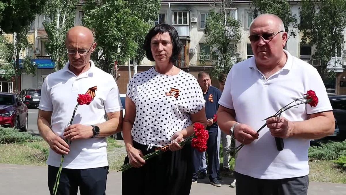 В День памяти и скорби вместе с главой городского округа Мелитополь Сергеем Золотарёвым, депутатами Законодательного Собрания Запорожской области и командой депутатов Мелитопольского городского Совета почтили память героев...