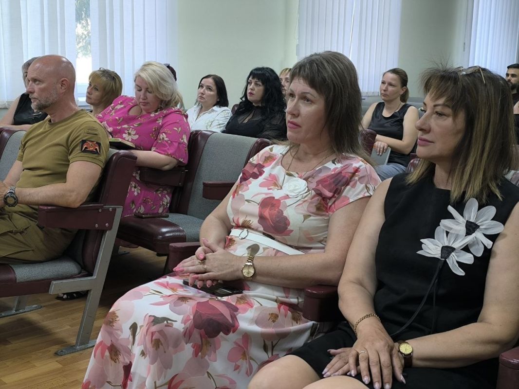 Глава Акимовского муниципального округа Александр Трудоношин провёл расширенное совещание с аппаратом, шеф-регионом, руководителями служб и ведомств Глава Акимовского муниципального округа Александр Трудоношин провёл расширенное совещание с аппаратом, шеф-регионом, руководителями служб и ведомств
