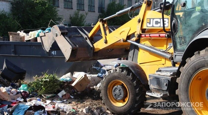 Коммунальщики убрали около 20 кубометров мусора на стихийной свалке в Мелитополе