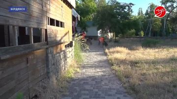 В Бердянске продолжается работа по благоустройству общественных пространств и курортных зон