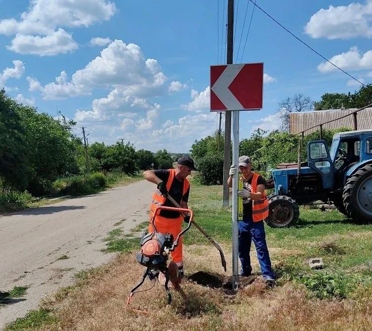 Установка дорожных знаков продолжается на ключевых направлениях региона Установка дорожных знаков продолжается на ключевых направлениях региона
