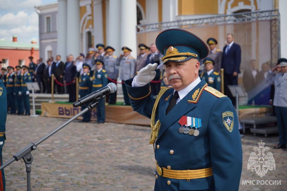 Выпускники Санкт-Петербургского университета ГПС МЧС России пополнили ряды офицерского корпуса ведомства Выпускники Санкт-Петербургского университета ГПС МЧС России пополнили ряды офицерского корпуса ведомства