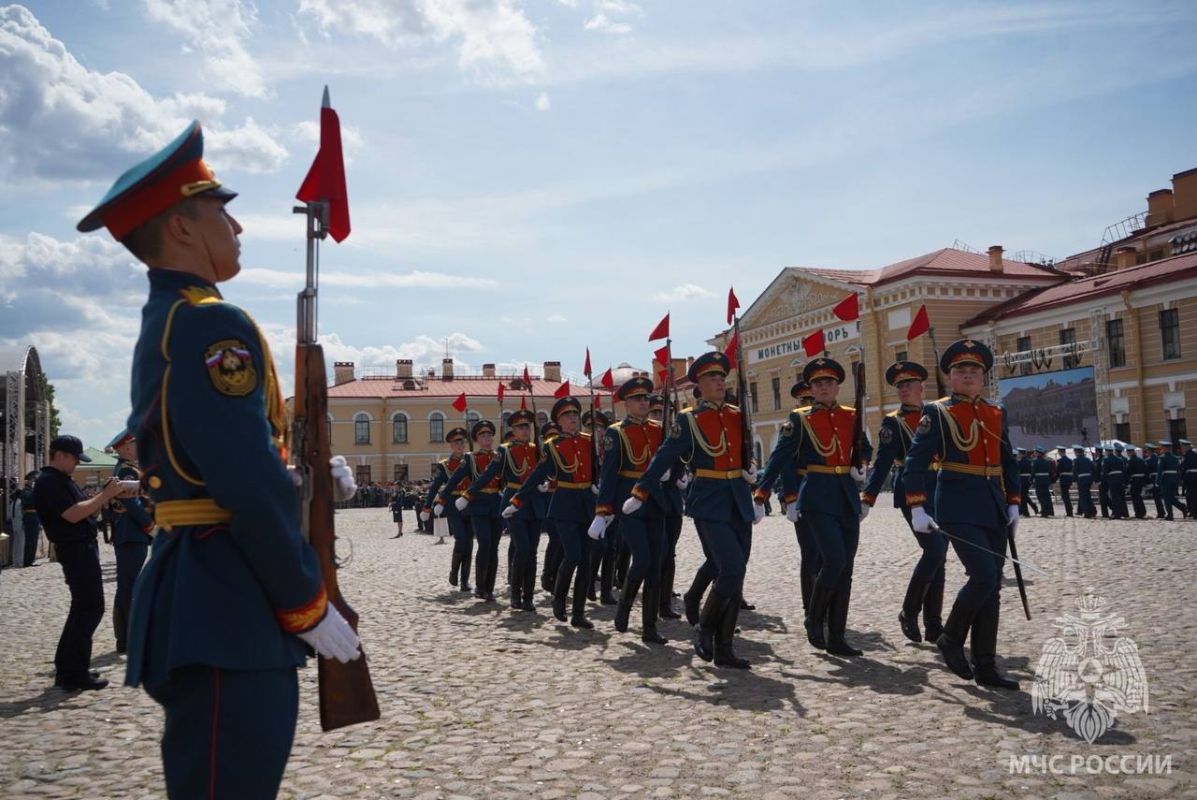 Выпускники Санкт-Петербургского университета ГПС МЧС России пополнили ряды офицерского корпуса ведомства Выпускники Санкт-Петербургского университета ГПС МЧС России пополнили ряды офицерского корпуса ведомства
