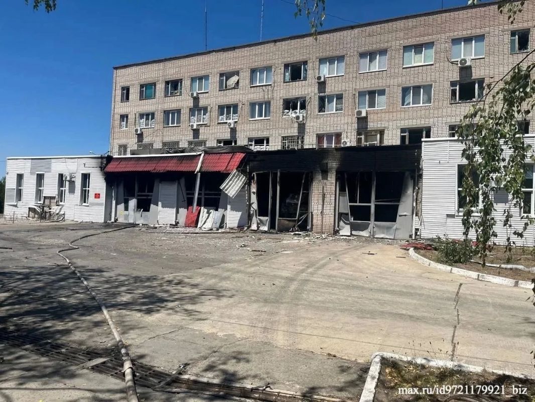 Экспертам МАГАТЭ на Запорожской АЭС показали последствия атаки украинских беспилотников на пожарно-спасательную часть в Энергодаре, сообщает пресс-служба станции Экспертам МАГАТЭ на Запорожской АЭС показали последствия атаки украинских беспилотников на пожарно-спасательную часть в Энергодаре, сообщает пресс-служба станции