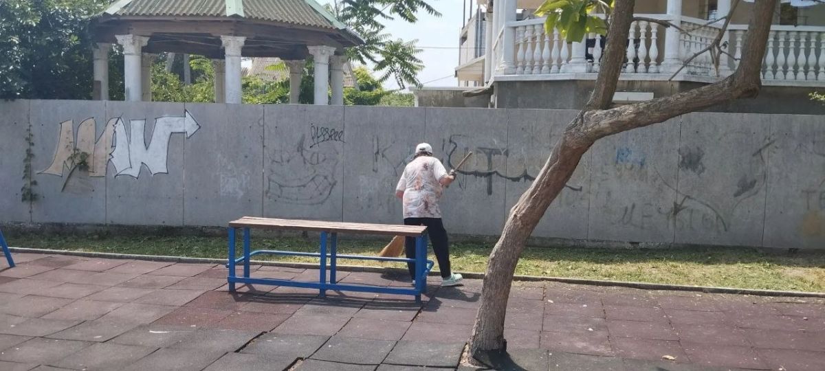 Уборка общественных территорий в Кирилловском Доме культуры Уборка общественных территорий в Кирилловском Доме культуры