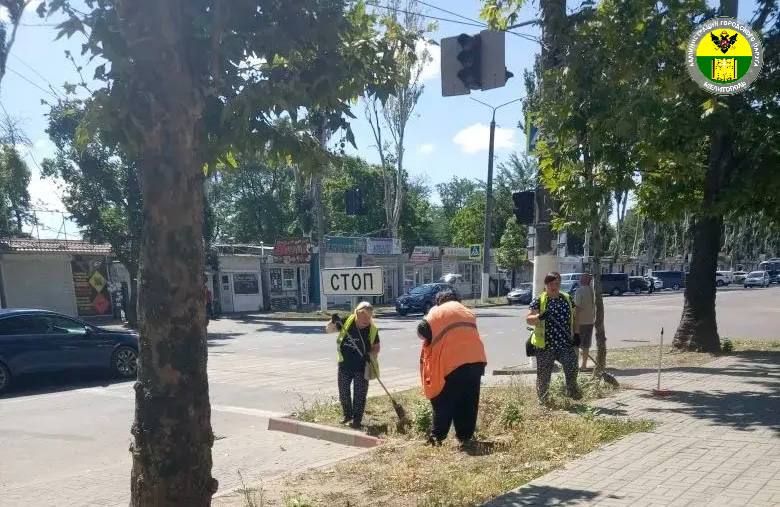 В Мелитополе сотрудники МКУ «Благоустройство» привели в порядок газоны на проспекте 50-летия Победы В Мелитополе сотрудники МКУ «Благоустройство» привели в порядок газоны на проспекте 50-летия Победы