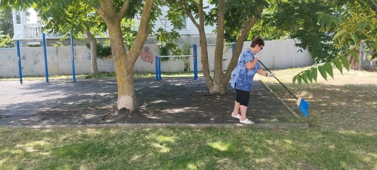 Уборка общественных территорий в Кирилловском Доме культуры Уборка общественных территорий в Кирилловском Доме культуры