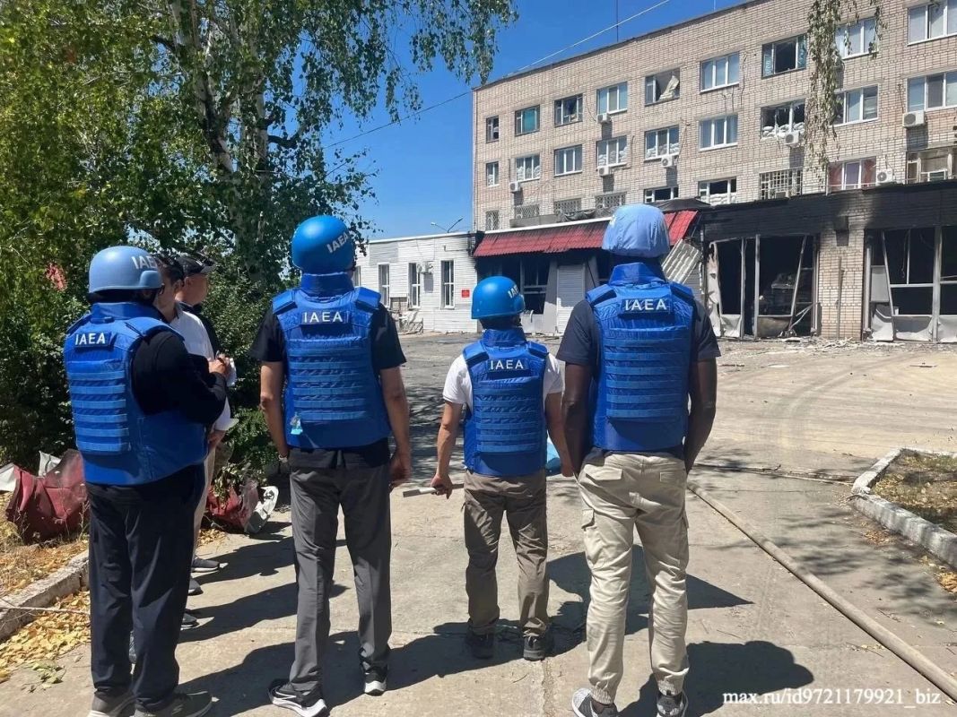 Экспертам МАГАТЭ на Запорожской АЭС показали последствия атаки украинских беспилотников на пожарно-спасательную часть в Энергодаре, сообщает пресс-служба станции